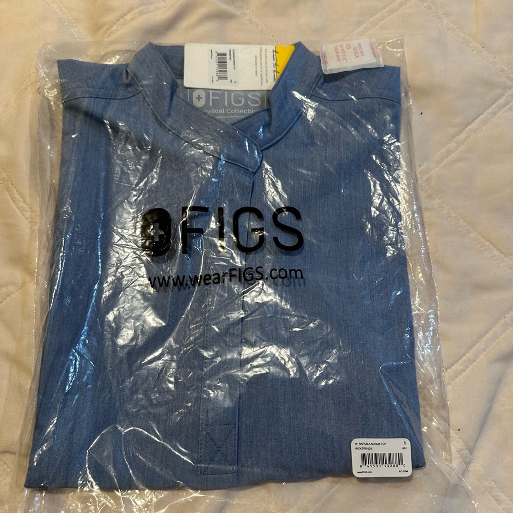 Figs scrub top